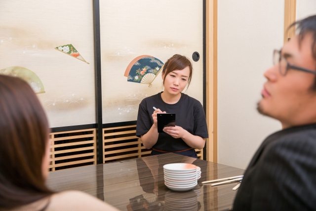 フリーターとして働く若者のイメージ