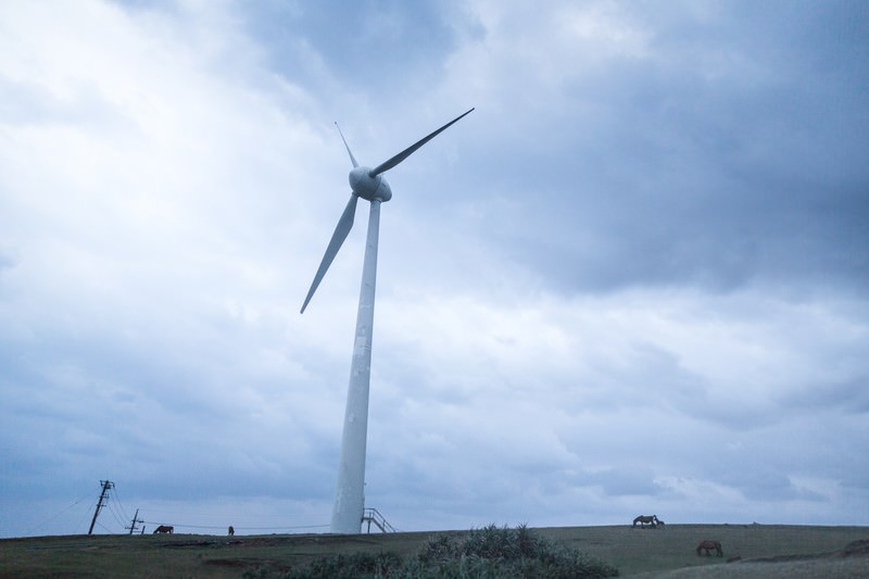 与那国島の風力発電の様子。沖縄電力をイメージしているがぞう